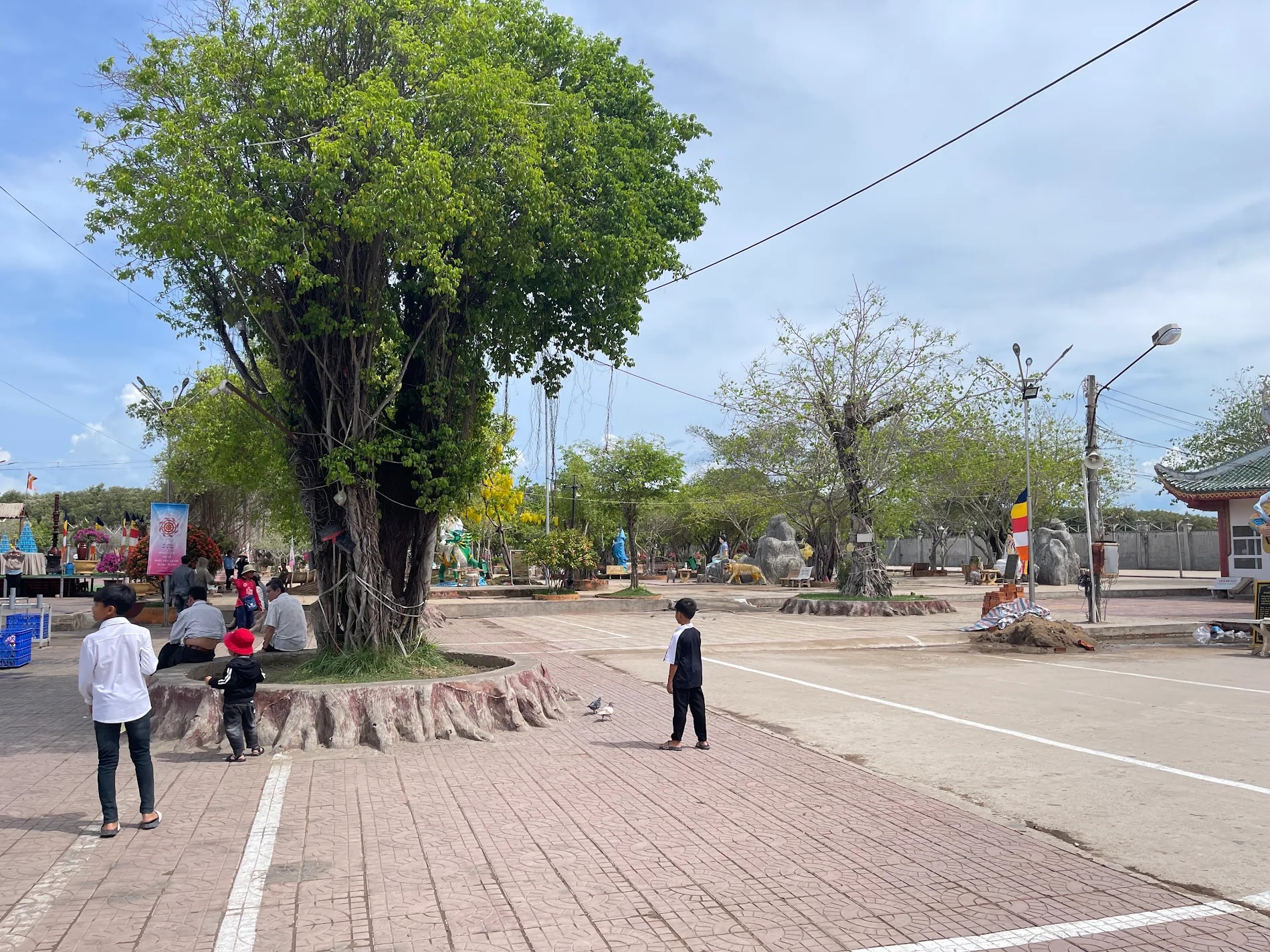 Khuôn viên trước chùa 